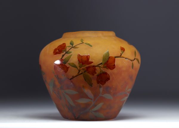 DAUM Nancy - Vase à décor de Cognassier du Japon.