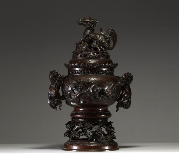 Japan - Imposing bronze perfume burner decorated with birds in relief, handles depicting chilong, lid surmounted by a dragon, 19th century.
