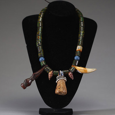 Afrique RDC - Collier de dignitaire Yaka composé de bois, de dents et de perles, 1ère moitié XXème.
