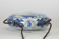 Chine, fin XIXe – Début XXe siècle. Gourde en porcelaine bleu et blanc à décor de paysage et de poème de Li Bai, marque Qianlong apocryphe.