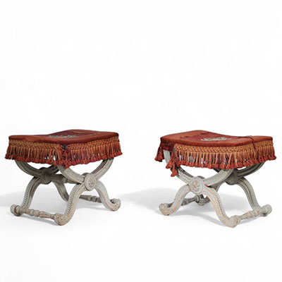 Paires de tabourets de style Louis XVI en bois patiné gris et tissus.
