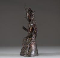 Chine, dynastie Ming – Statuette de bodhisattva assis en bronze, traces de dorure et polychromie  Rare et ancienne statuette représentant un bodhisattva assis en posture royale (lalitasana), finement 