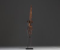 Afrique RDC - Couteau de prestige Songye, mache en bois sculpté et lame en métal martelé, début XXème.