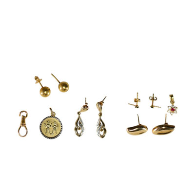 Lot of various small pieces of 18k gold jewellery totalling 9.4gr.