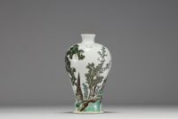 Chine - Vase en porcelaine polychrome à décor de pins et de personnage, marque sur la pièce, XIXème.