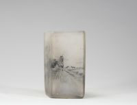 Daum Nancy, vase losangique à décor émaillé en grisaille, scène hollandaise au moulin Raffiné vase en verre opalescent de forme losangique, à décor peint en grisaille représentant une scène hollandaise avec moulin, maisons et silhouettes de voiliers. La finesse du trait et le rendu atmosphérique confèrent à cette pièce un charme poétique propre à certaines productions de la maison Daum. Signature