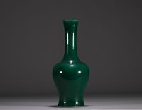 China - Green monochrome porcelain vase, Qing period.