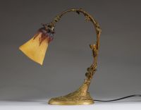 DAUM Nancy - Lampe de table, pied en bronze à décor de feuillage, tulipe en verre marmoréen, signée.
