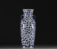 Chine - Vase en porcelaine bleu blanc à décor de dragons, époque Qing.