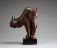 Lynx en bois sculpté dans le goût du travail de la Forêt Noire, vers 1930.