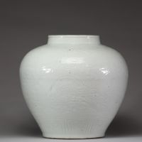 Vase chinois de forme balustre en porcelaine céladon à décor incisé de dragon, dynastie Qing