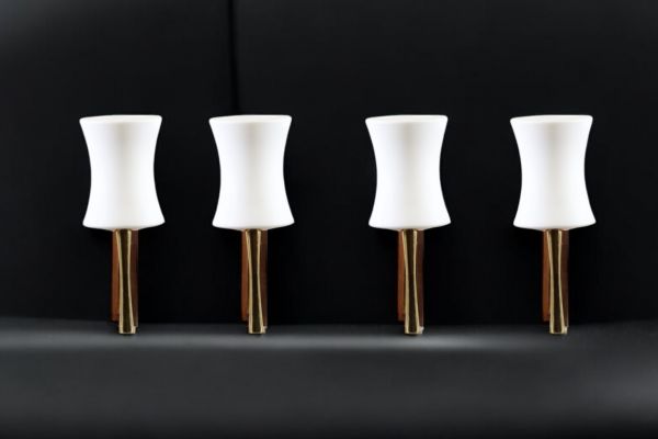 Stilnovo - Suite de quatre appliques en laiton, bois et verre opalin, vers 1950.
