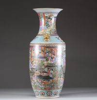 Chine rare vase en porcelaine de canton du xixe siècle, finement orné d’un décor de personnages et de scènes de palais, représentant probablement l'une des meilleures qualités de porcelaine de canton