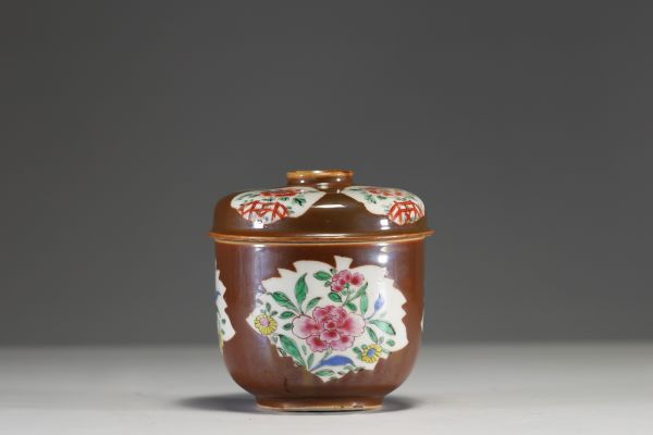 Chine - Pot couvert en porcelaine famille rose sur fond brun capucin à décor floral.