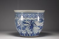 Chine - Imposante vasque en porcelaine blanc bleu à décor de guerriers, d'époque XIXème.