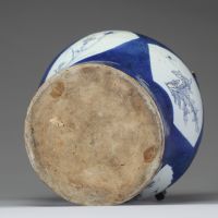 Rare verseuse couverte en porcelaine à fond bleu poudré et décor en réserve, Chine, dynastie Qing, époque Kangxi (1662–1722)