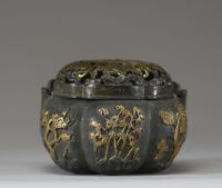 Chine, brûle-parfum en bronze à décor d’arbres et de chauve-souris ajourées, XIXe siècle