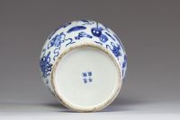 Chine - Potiche couverte en porcelaine blanc bleu à décor d'antiquités, marque Kangxi sous la pièce.