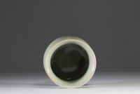 Chine - Vase en porcelaine monochrome céladon, dynastie Qing.