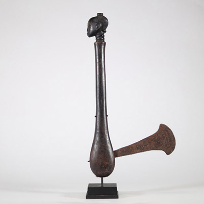Herminette de prestige ornée d’une tête – Luba, RDC Herminette traditionnelle en bois et fer forgé, provenant du peuple Luba (République Démocratique du Congo). Le manche, finement sculpté, est orné d’une tête féminine stylisée