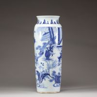 Chine, période Transition (circa 1644-1661) - Vase rouleau en porcelaine bleu et blanc à décor de personnages dans un jardin