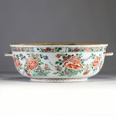 China - Polychrome famille verte porcelain basin decorated with flowers, 18th century.