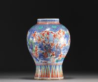 Chine - Vase en porcelaine polychrome à décor de personnages et paysage, époque transition.