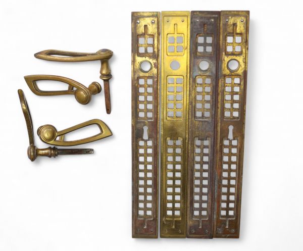 Léon Sneyers (1871–1951) Deux paires de poignées de porte avec plaques de propreté en bronze patiné – Vers 1905.
