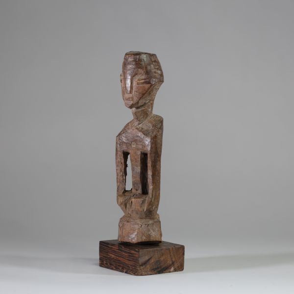 Ancien fétiche Kusu, RD Congo. Bois, patine ancienne. A noter deux petites pièces de bois « amovibles » au niveau du sternum et de l’ombilic ( charge magique) .  Collecté sur site par A.S., St Idesbald, début des années 1950. H : 26 cm