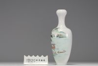 Chine - Ensemble composé d'un vase et d'un porte pinceaux en porcelaine polychrome.