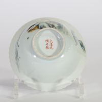 Bol en porcelaine de Chine famille rose à décor de paysage, marque  Guangxu (1875–1908).
