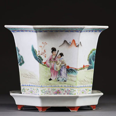 Chine - Jardinière en porcelaine polychrome famille rose à décor de courtisanes, époque République, XXème.