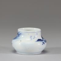 Chine, Dynastie Qing – Encrier en porcelaine bleu blanc à décor de paysage, marque Qianlong sous la base