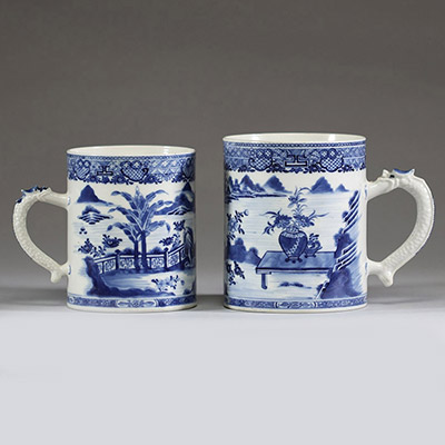 Chine - Paire de gobelets ou tasses en porcelaine blanc bleu à décor de paysages, anses figurant des dragons, Kangxi.