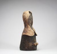 Yves Rhayé (1936–1995), Couple en céramique, signé et numéroté 13/30 Rare sculpture en céramique émaillée représentant un couple stylisé, œuvre emblématique de l’artiste belge Yves Rhayé, connu pour son univers singulier et organique. Les formes anthropomorphes aux volumes généreux et aux textures brutes évoquent l’art primitif revisité par la modernité. Chaque figure est signée et numérotée 13/30
