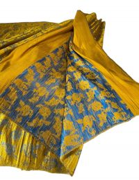 Chine - Deux panneaux en brocart de soie jaune et bleue à motif de fleurs stylisées, début XXème.