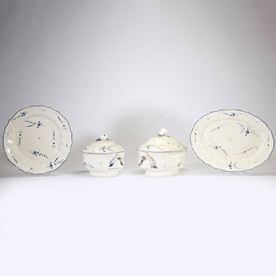 Deux soupières en faïence à décor imprimé bleu de type 