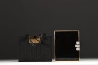 VAN CLEEF & ARPELS - Rare minaudière in black lacquer and 18k gold, clasp adorned with diamonds and rubies.