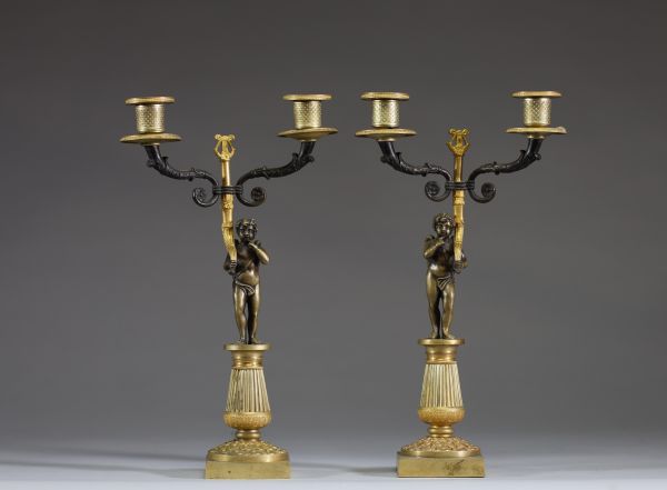 Paire de candélabres en bronze patiné et doré de style Directoire.