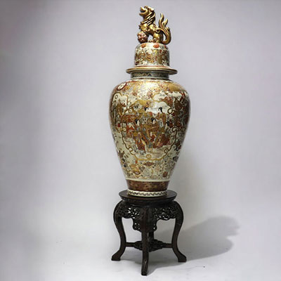 Japan - Imposing Satsuma covered vase decorated with dignitaries, magicians and courtesans, Meiji period.