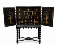 Japon - Cabinet en laque du Japon noir et or à décor de vases fleuris dans un fond montagneux, période Edo.