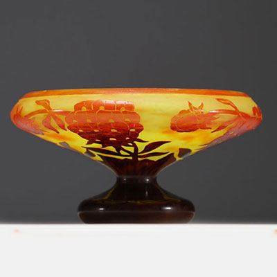 Charles SCHNEIDER (1881-1953) Le Verre Français - Bowl on foot in acid-etched multi-layered glass with peony decoration, signed Charder.