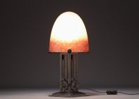 DEGUÉ Verrerie d'art - Lampe champignon en verre nuancé, pied en fer forgé, signée.