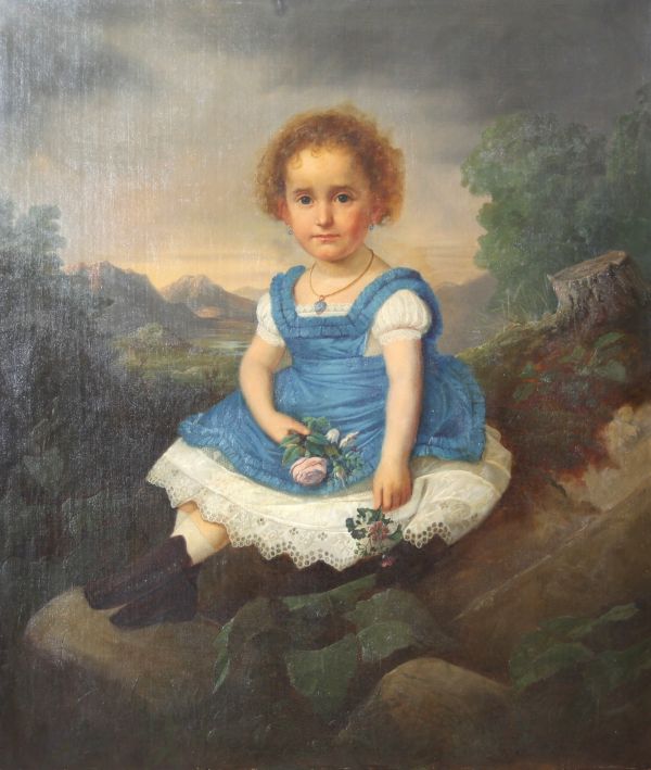 École allemande ou autrichienne, vers 1840–1860 Portrait de jeune fille en robe bleue dans un paysage, grande huile sur toile. Provenance : famille Van Cetto und von Bonin, Reichertshofen (Bavière).  Cette œuvre d’un grand raffinement présente le portrait d’une jeune fille assise sur un rocher, tenant deux petits bouquets de fleurs. Sa robe bleue en satin, bordée de dentelle, est peinte avec une r