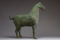 Chine - Sculpture animalière en bronze à patine verte figurant un cheval, dynastie Tang.