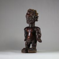 Ancienne figure rituelle Ekoi Ejagham, Nigéria . Bois recouvert de cuir, travail ancien et remarquable. Les bras sont mobiles mais ne se détachent pas du corps. Ce qui indique une fonction dynamique et rituelle lors des manipulations. Les pieds sont surdimensionnés par rapport au reste du corps, ce qui symbolise la force et l’enracinement. Le visage est expressif et dégage beaucoup de force et de