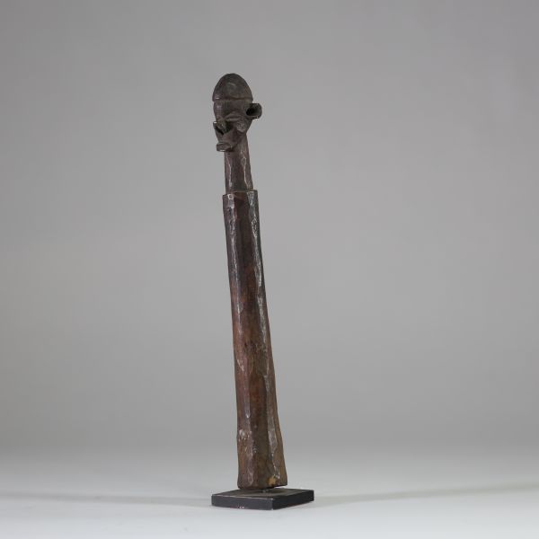 Baton / sceptre Yaka, RD Congo. Bois, très belle patine avec usure d’utilisation le long du manche. Très grande finesse dans les détails du visage.  H : 31 cm . 1er tiers XXème s. Ex collection privée Bruxelles.