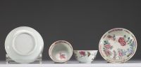 Chine - Paire de bols et assiettes en porcelaine polychrome famille rose, XVIIIème.