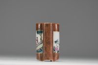 Chine - Petit vase en porcelaine polychrome à décor de personnages en cartouche, marque sous la pièce, d'époque XVIIIème.18eme