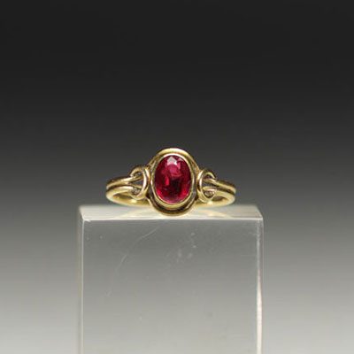 Bague en or 18k, Rubis de taille ovale, pour un poids total de 3,4gr.